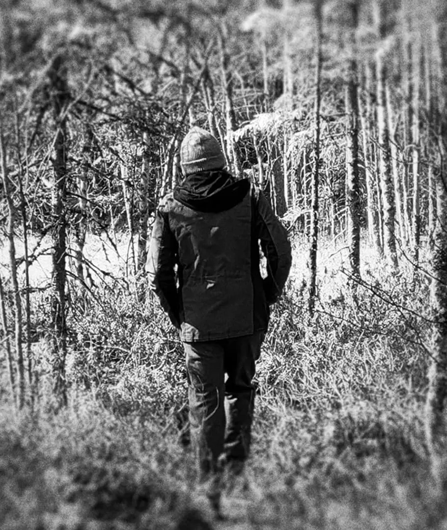 Matti kävelyllä metsässä